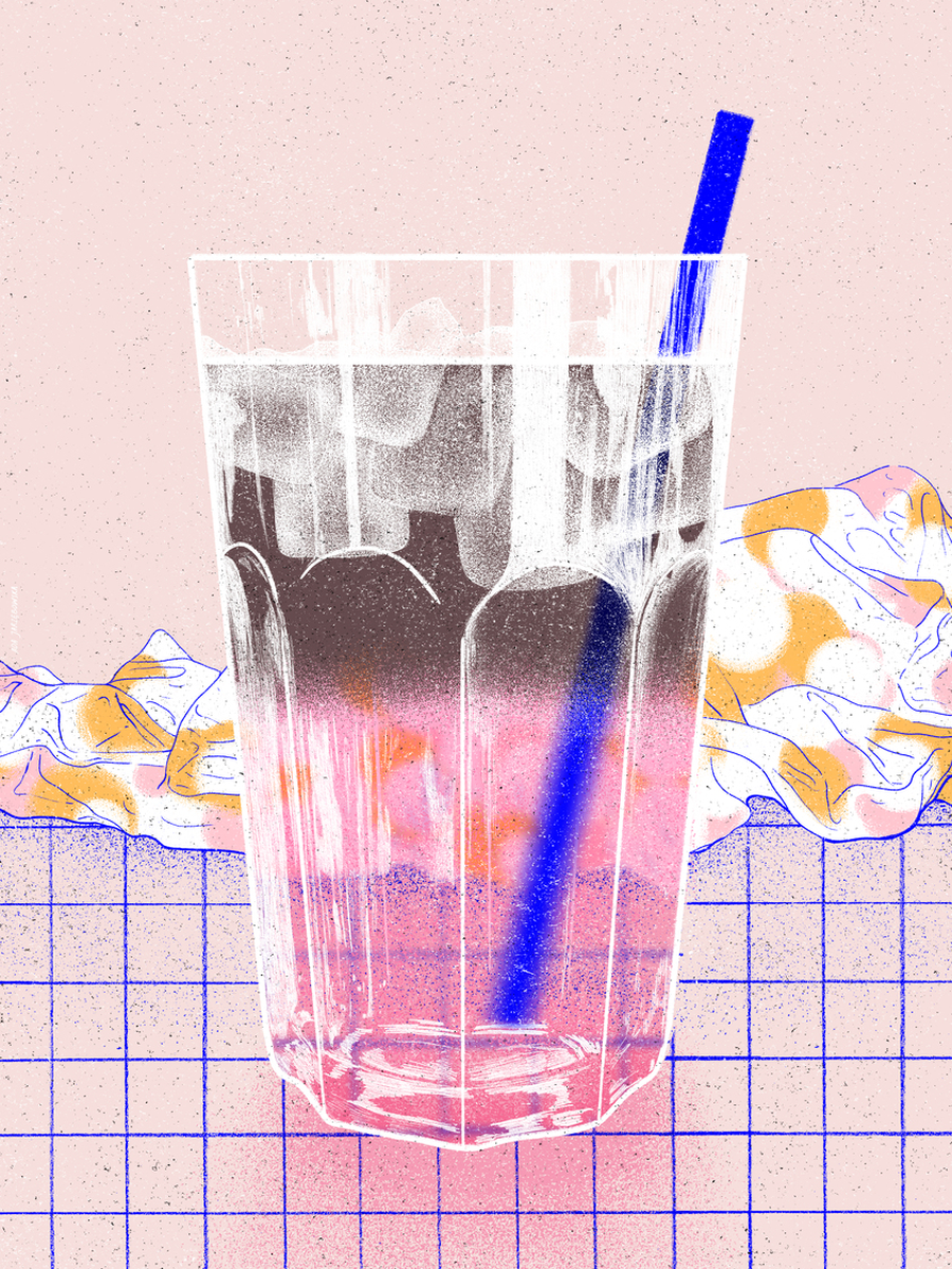 Ein Getränk mit blauem Strohhalm in einem Glas, umgeben von Eiswürfeln, vor einem rosa und blauen Hintergrund.