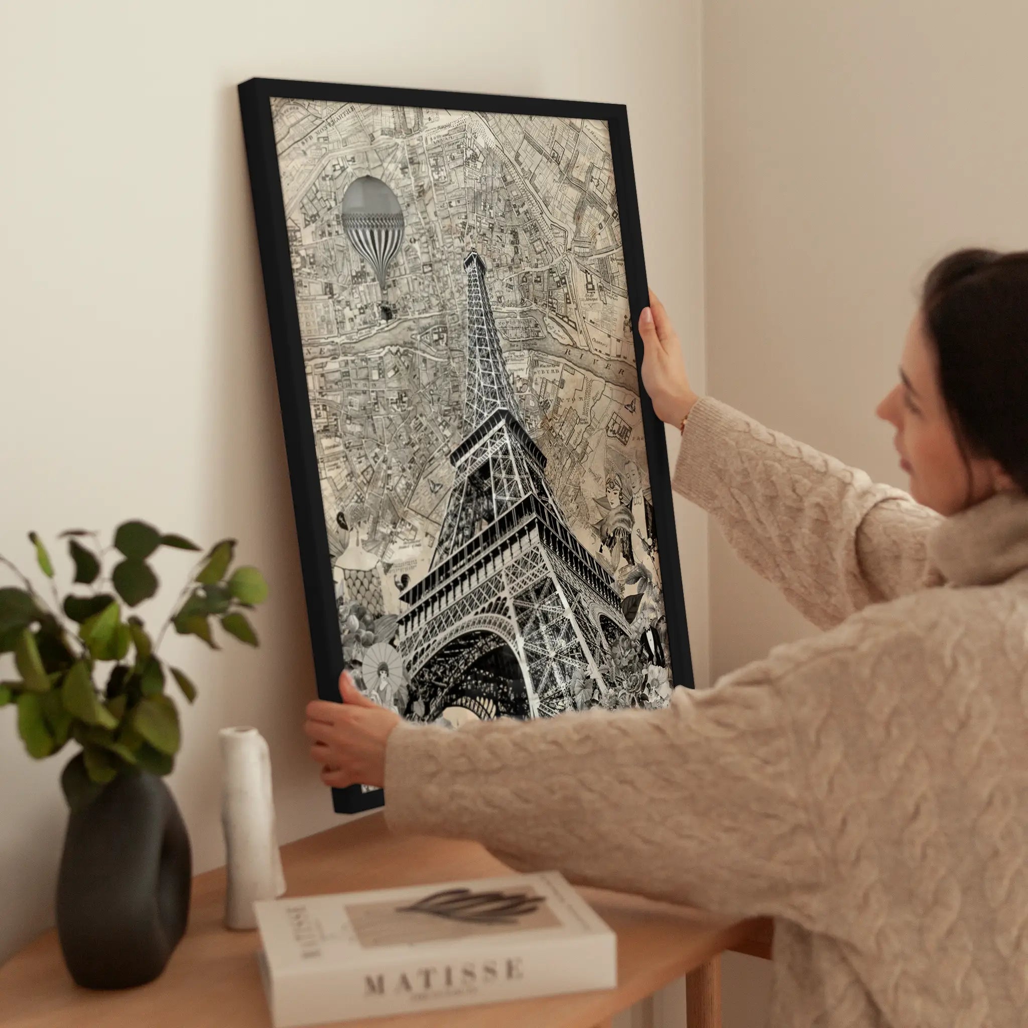 Effel Tower Map wird aufgehängt