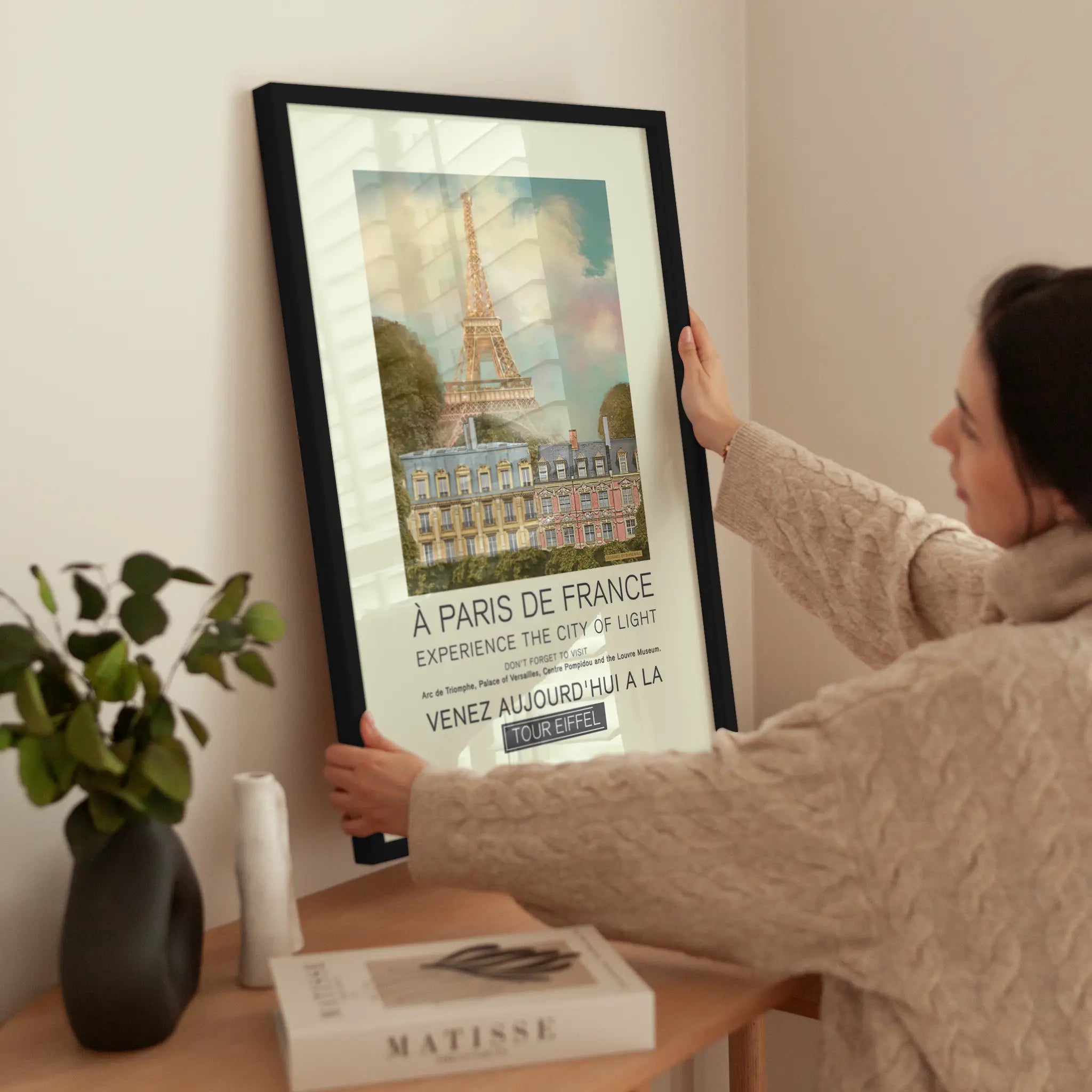 Eiffel Tower Painting wird aufgehängt