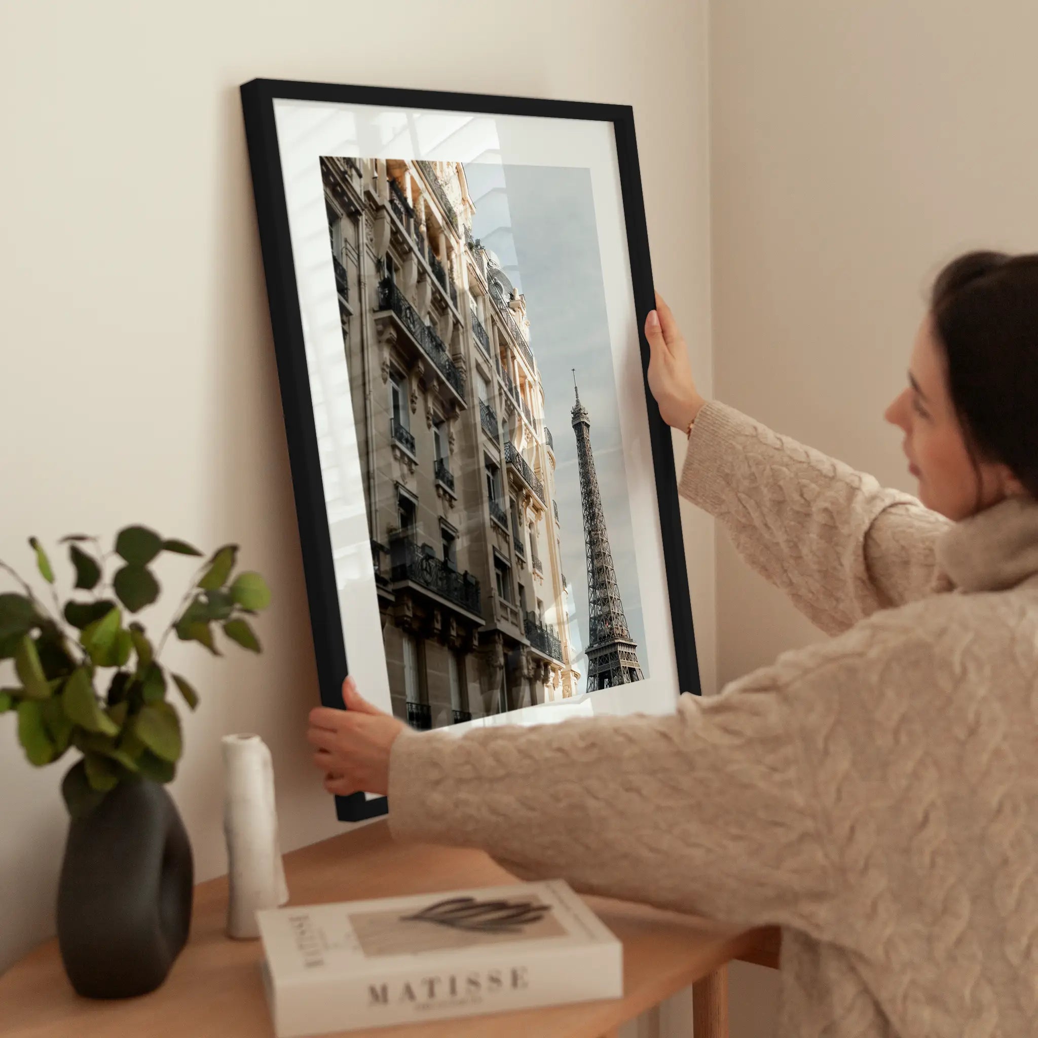 Eiffel Tower View wird aufgehängt