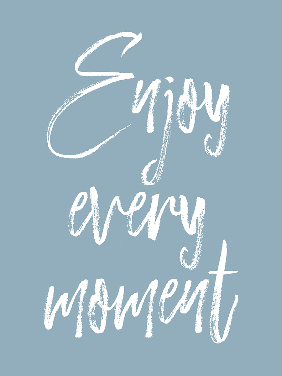 Weißer Text 'Enjoy every moment' auf blauem Hintergrund.