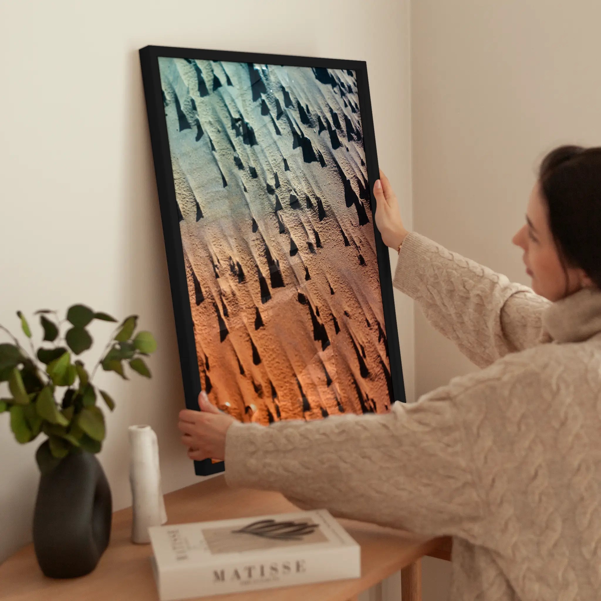 Eroded Hues wird aufgehängt