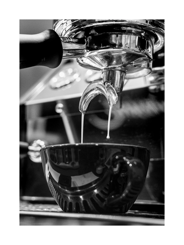 Schwarz-weiß-Fotografie einer Espressomaschine, die Espresso in eine Tasse gießt.