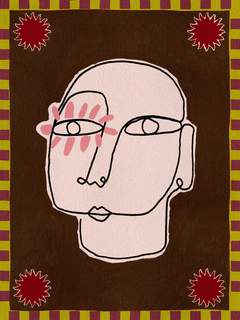 Ein Gesicht in Rosa und Weiß mit schwarzen Skizzenlinien vor einem braunen Hintergrund, umrandet von grün-braunen Streifen und roten Blüten.