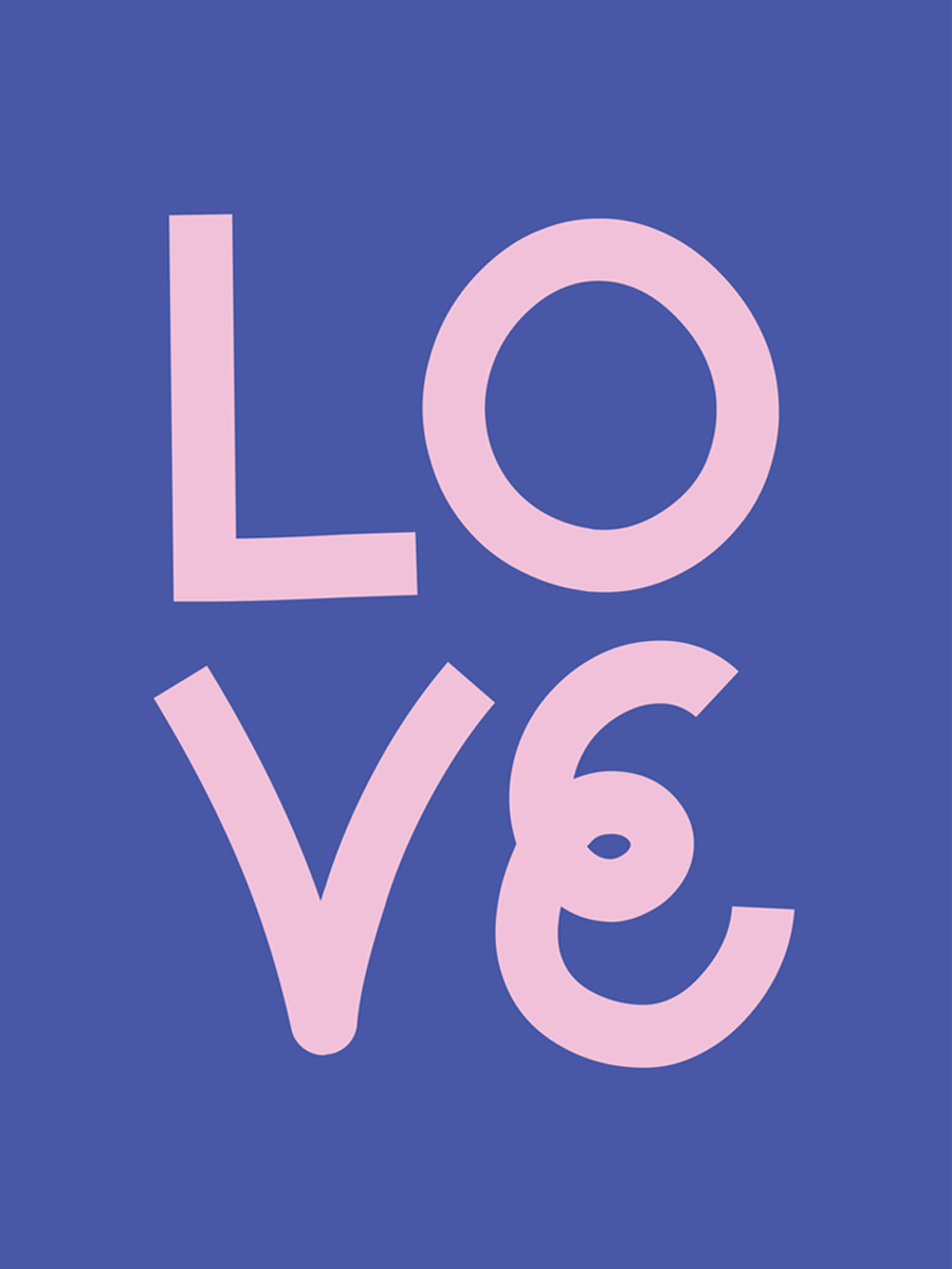 Poster mit dem Wort LOVE in hellrosa vor einem blauen Hintergrund.