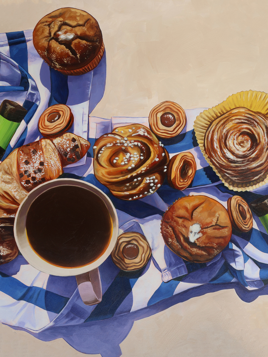 Fotokunstposter mit Gebäck und einer Tasse Kaffee auf einem blau-weiß gestreiften Tuch.
