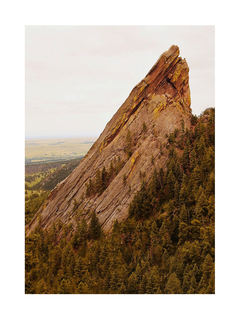 Poster der Flatiron Mountains in Boulder, Colorado, mit blauem Himmel und grünen Kiefern.