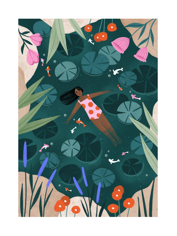 Illustration einer Frau in einem rosa Badeanzug, die in einem Teich schwimmt, umgeben von Fischen, Seerosen und bunten Blumen.