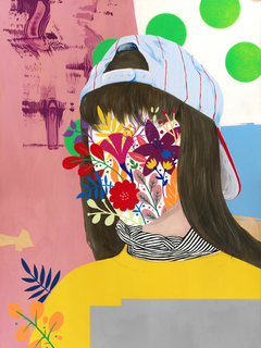 Eine Person mit einem Gesicht aus bunten Blumen und einer Baseballmütze vor einem farbenfrohen Hintergrund.