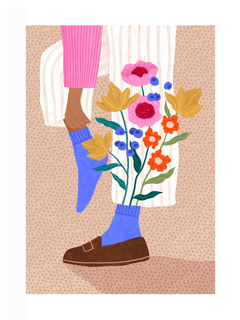 Illustration einer Person in pinkem Pullover, gestreiften Hosen, blauen Socken und braunen Schuhen mit einem Blumenstrauß vor beigem Hintergrund.
