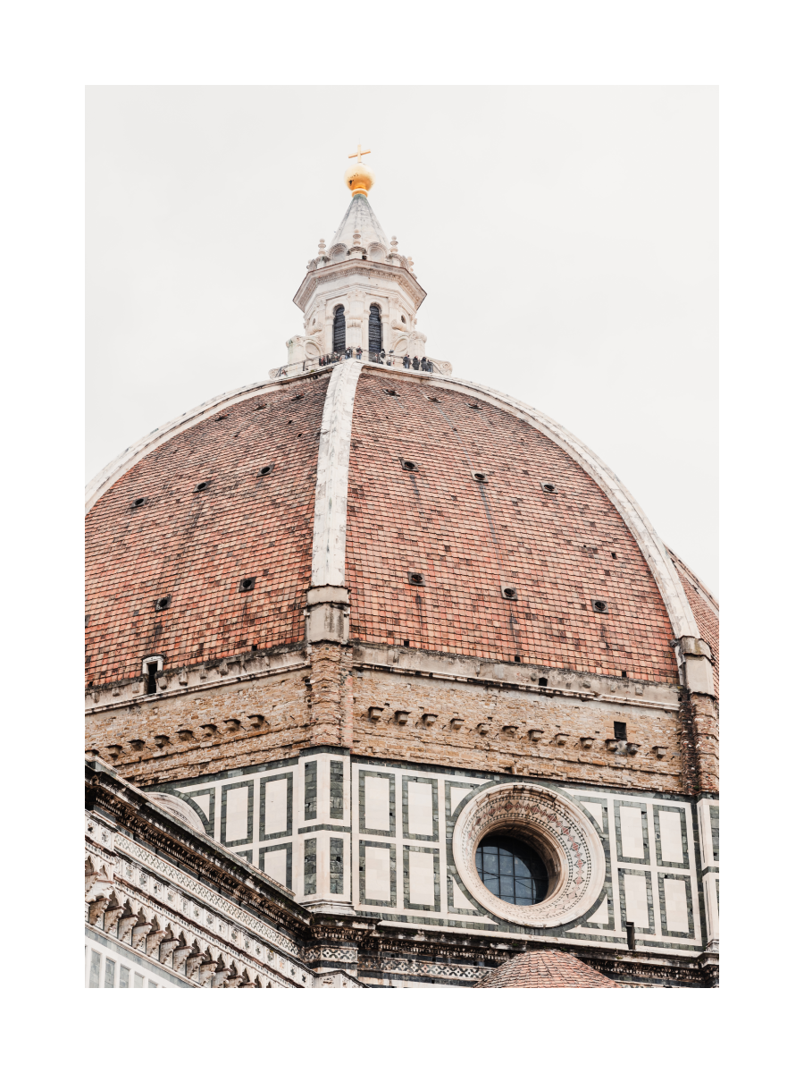 Fotografie der Kuppel des Doms von Florenz mit grauem Himmel im Hintergrund.