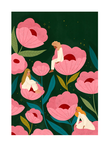 Frauen sitzen auf großen, rosa Blüten vor einem dunkelgrünen Hintergrund.