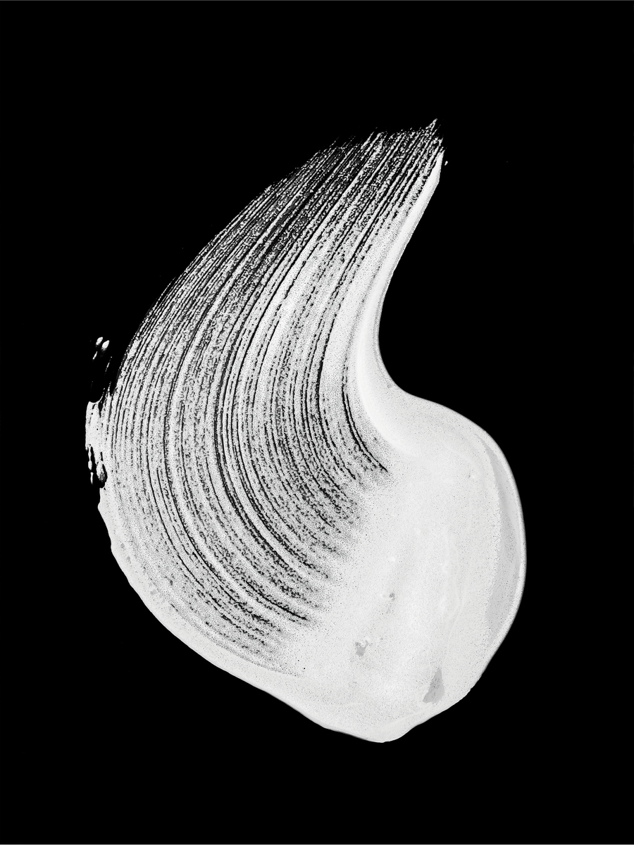 Poster mit einem weißen Pinselstrich auf schwarzem Hintergrund.