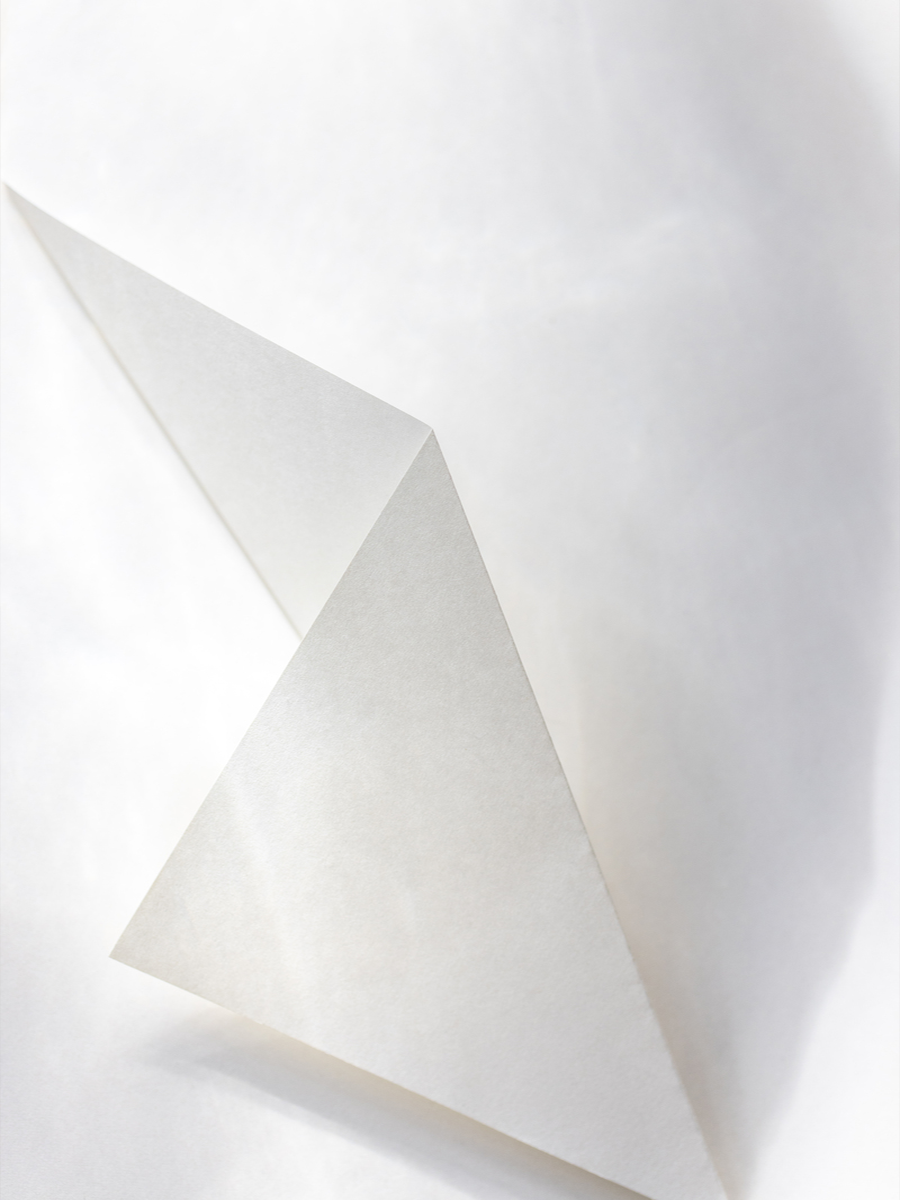 Minimalistisches Poster mit gefaltetem Papier und subtilen Schatten.