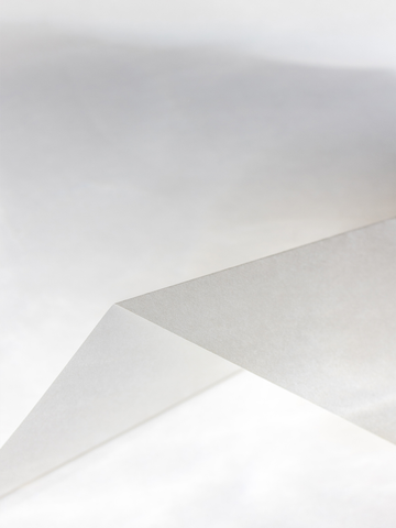 Weiße Faltblätter mit Schatten in einem minimalistischen Design.