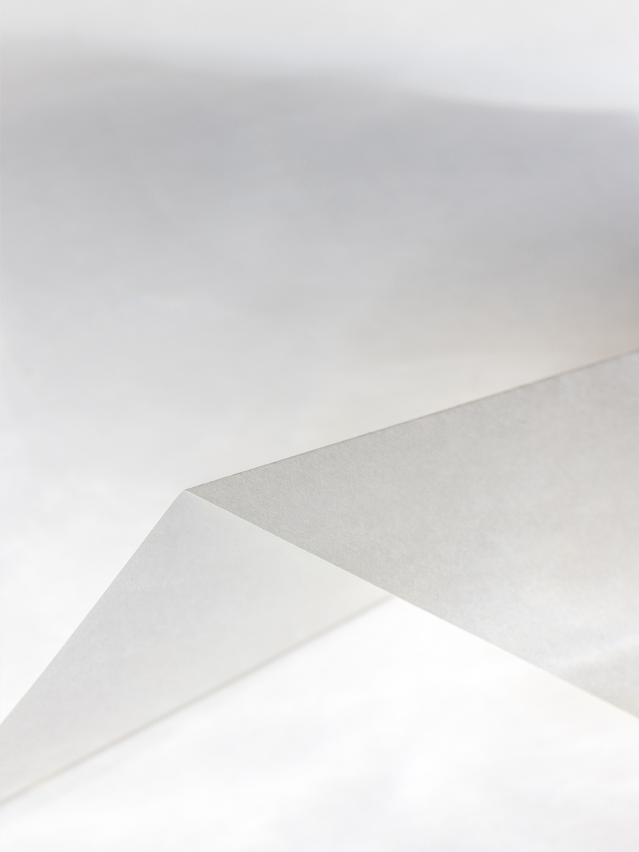 Weiße Faltblätter mit Schatten in einem minimalistischen Design.