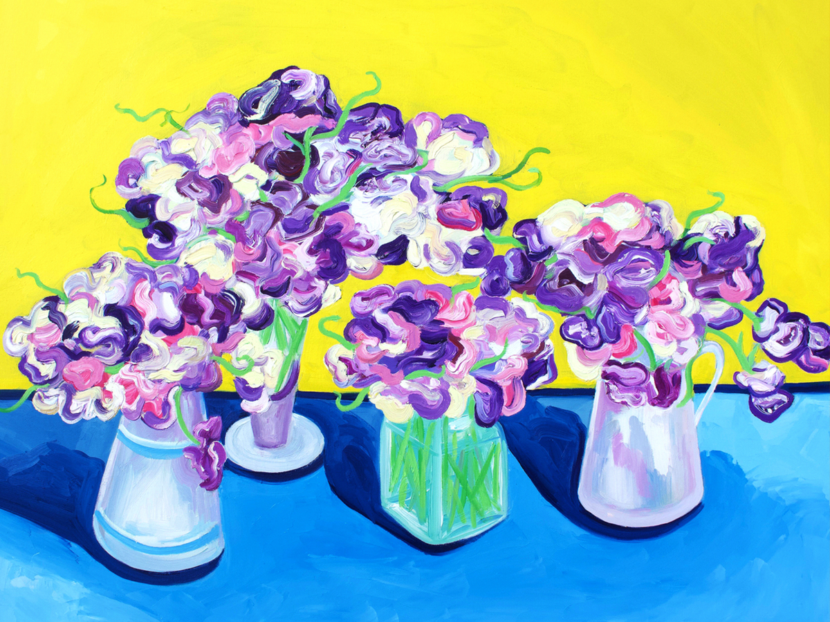 Vier Vasen mit rosa und lila Blumen auf einer blauen Tischdecke vor einem gelben Hintergrund.