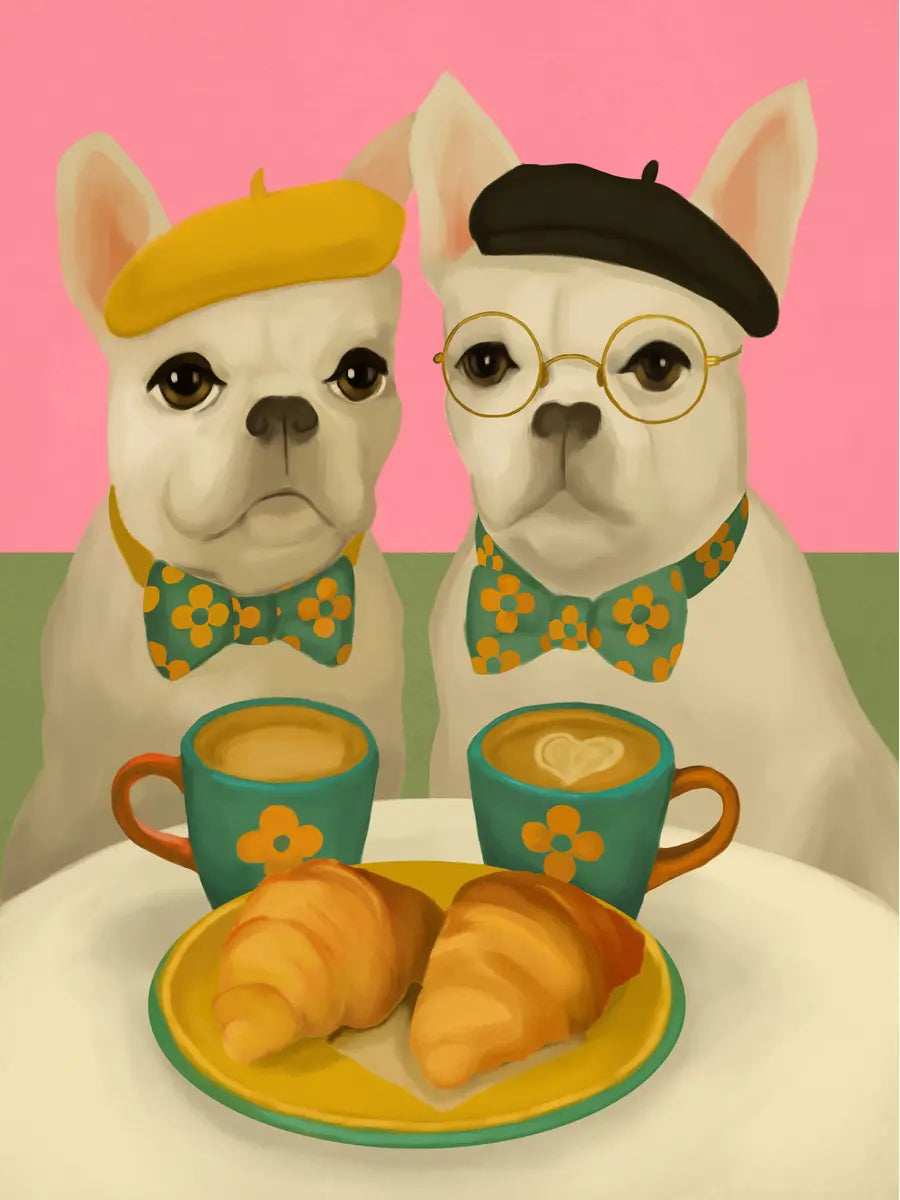 Zwei französische Bulldoggen mit Baskenmützen, Croissants und Kaffee vor einem pinken Hintergrund.