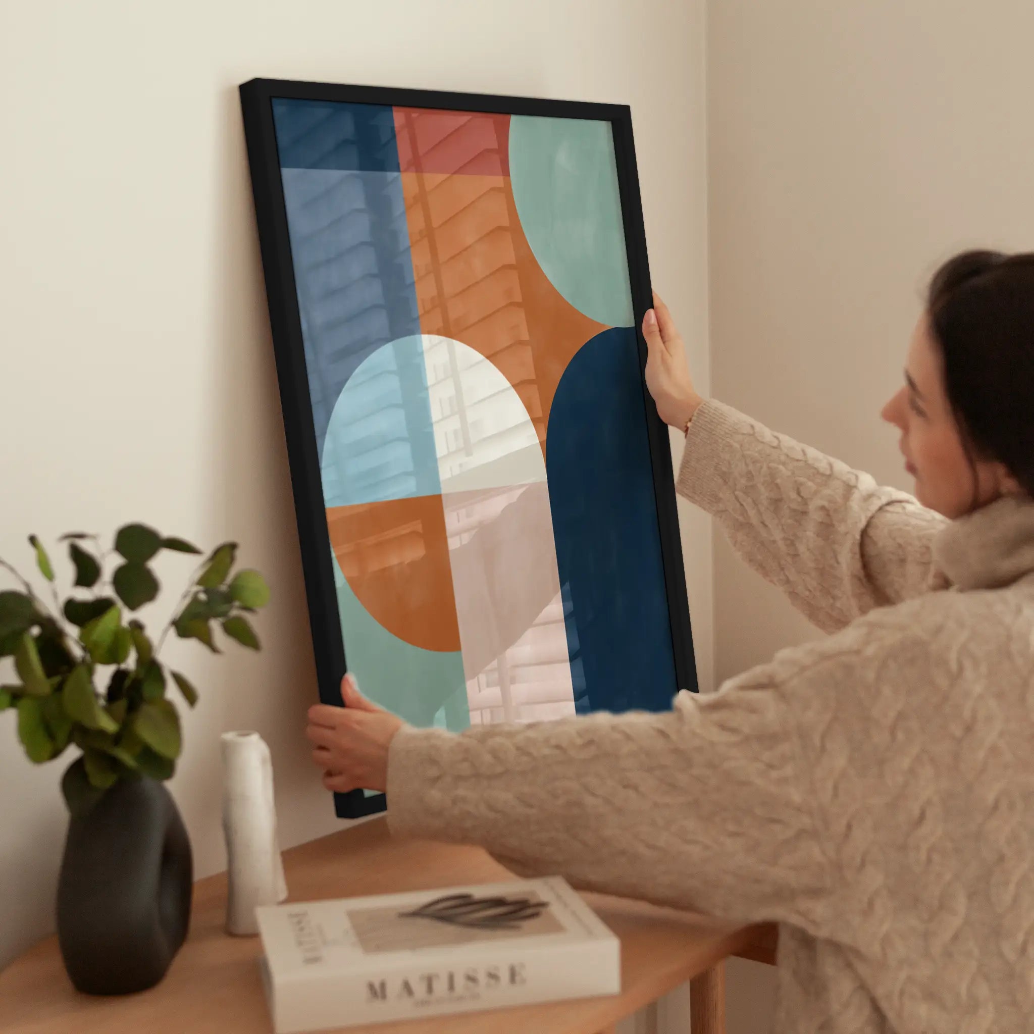 Geometric Shapes And Bold Colors wird aufgehängt