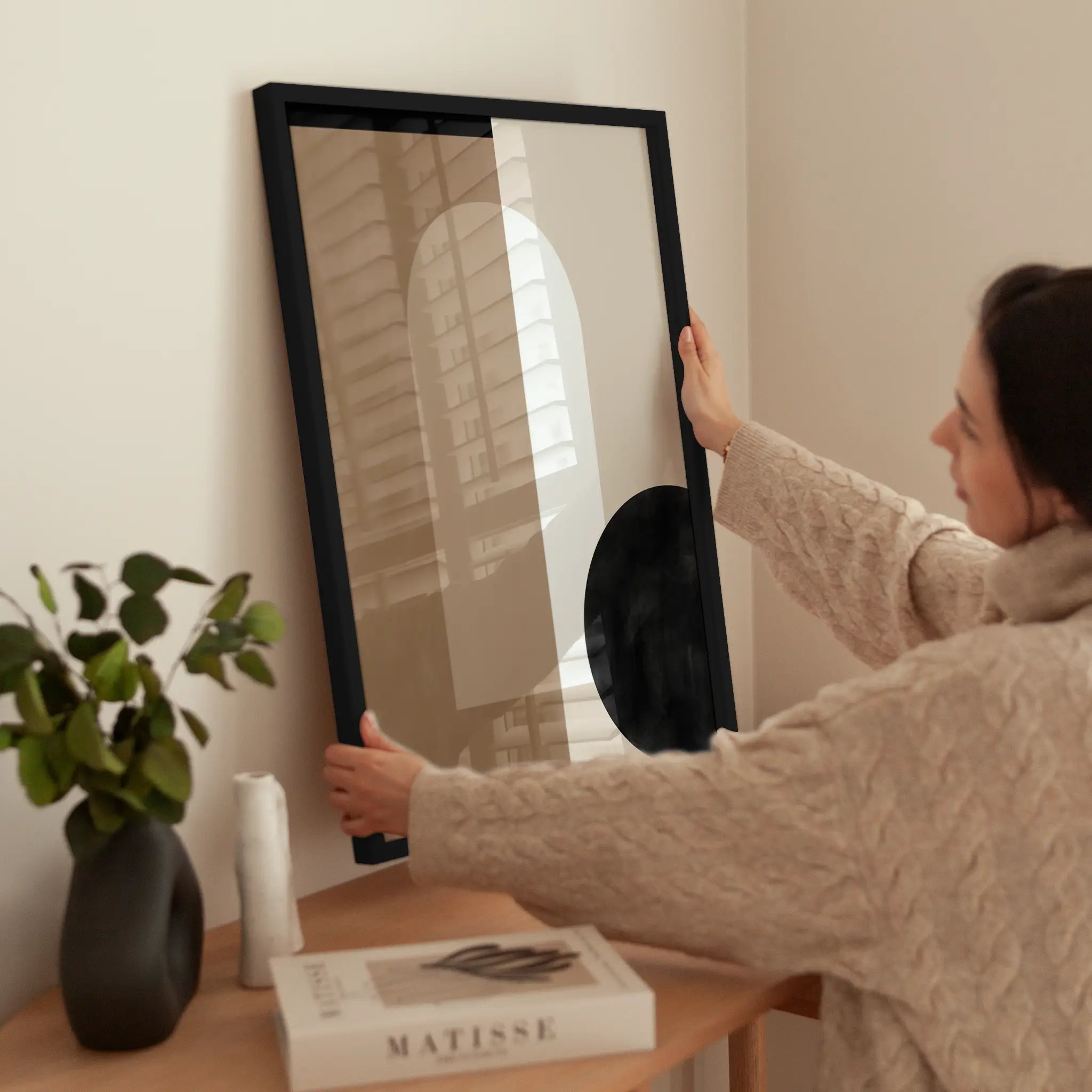 Geometric Shapes in Earthy Tones with a Black Circle wird aufgehängt