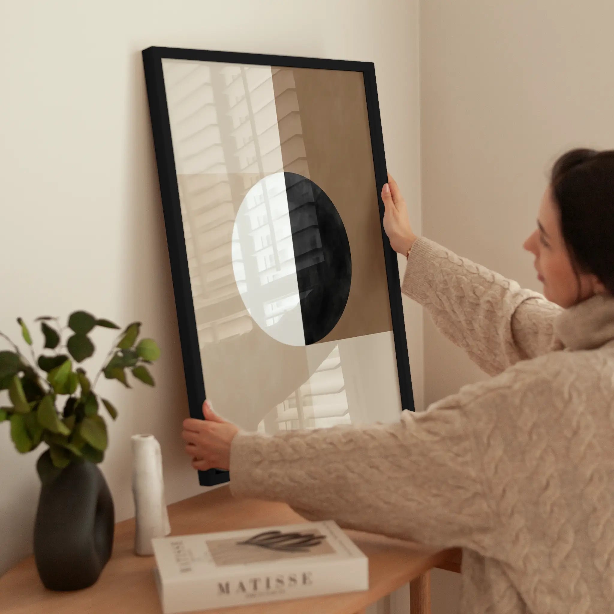 Geometric Shapes with a Central Circle wird aufgehängt