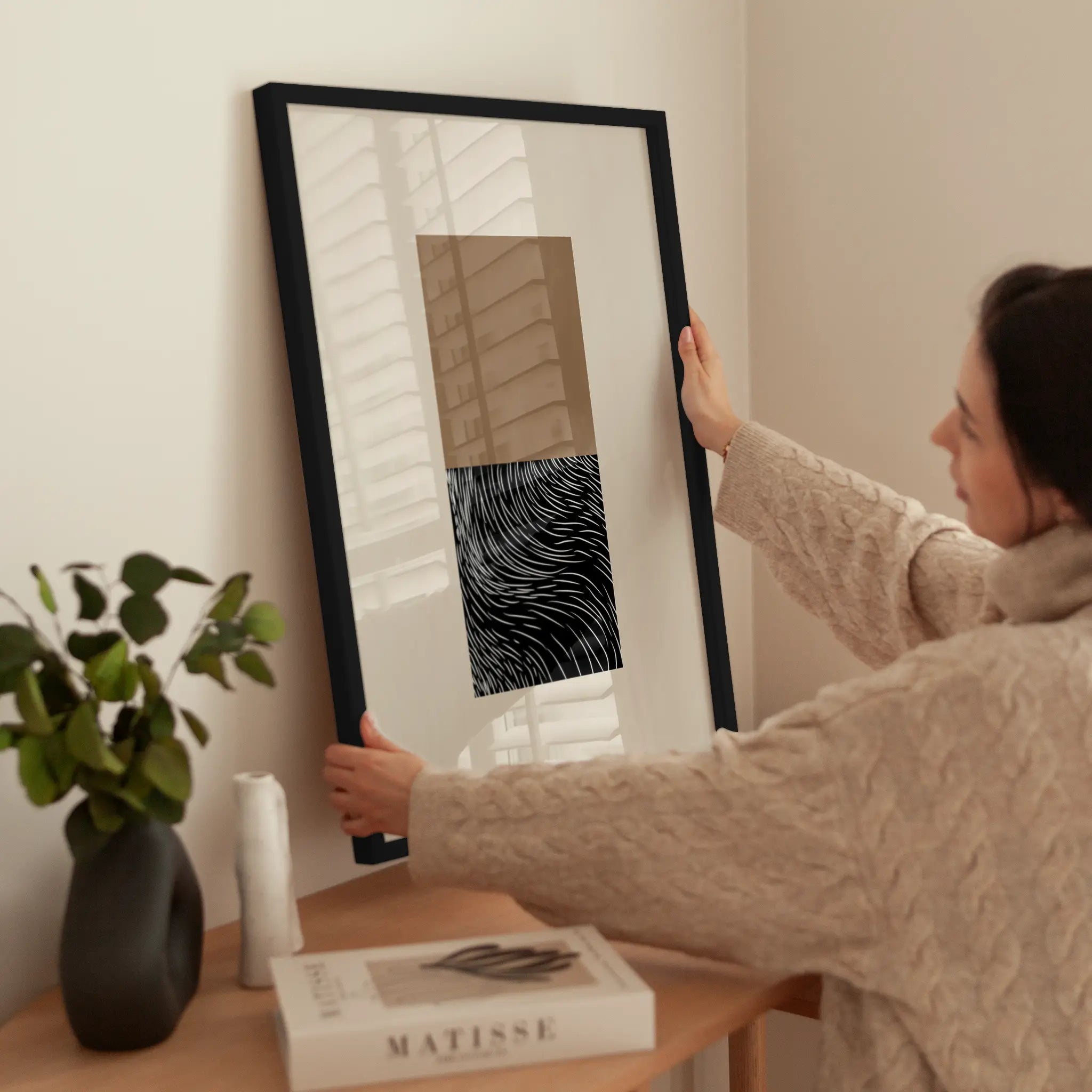 Geometric and Organic Shapes wird aufgehängt