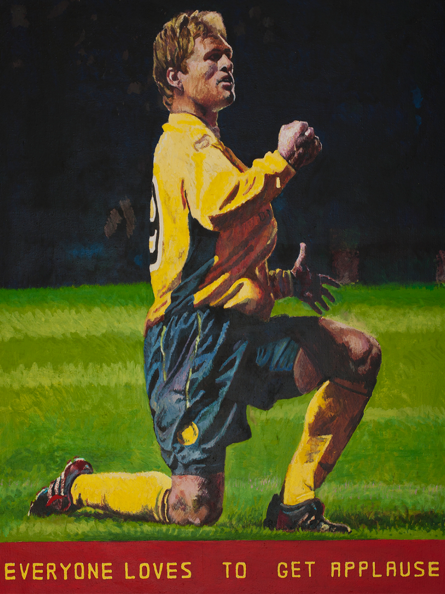 Fußballspieler in gelber Ausrüstung kniet auf dem Rasen mit dem Text "Everyone loves to get applause" darunter.