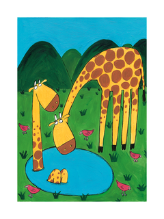 Zwei Giraffen stehen in einem Teich, umgeben von grünen Hügeln und rosa Vögeln.