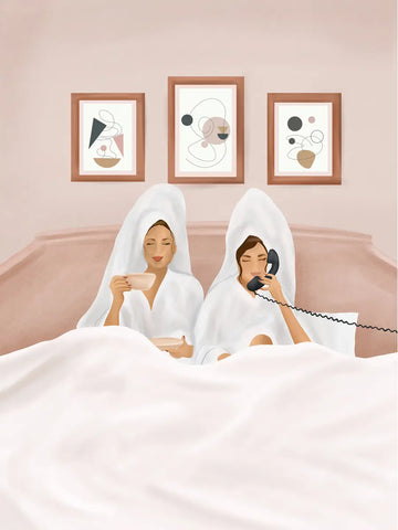 Illustration von zwei Frauen im Bett mit Bademänteln und Handtuchturbanen, eine telefoniert und die andere hält eine Tasse.