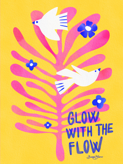 Zwei weiße Vögel zwischen blauen Blumen auf einem pinken botanischen Hintergrund mit gelbem Hintergrund und dem Text "Glow With The Flow".