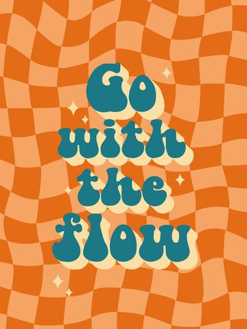 Grafische Illustration mit dem Text Go with the flow in Blau vor einem orangefarbenen Karomuster.
