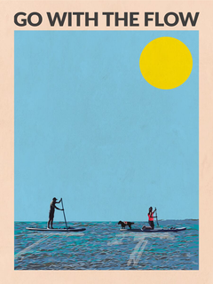 Grafik von zwei Personen und einem Hund beim Stand-up-Paddling auf einem blauen Meer mit gelber Sonne und dem Text "Go with the Flow".