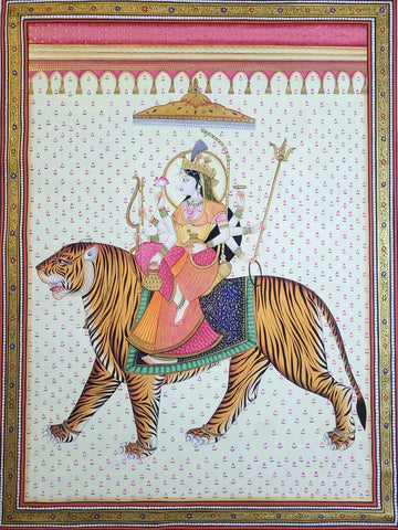 Handgemaltes Bild der Göttin Durga auf einem Tiger mit goldenen Verzierungen.