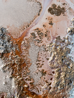 Abstrakte Kunst mit Braun- und Goldtönen und einer strukturierten Oberfläche.