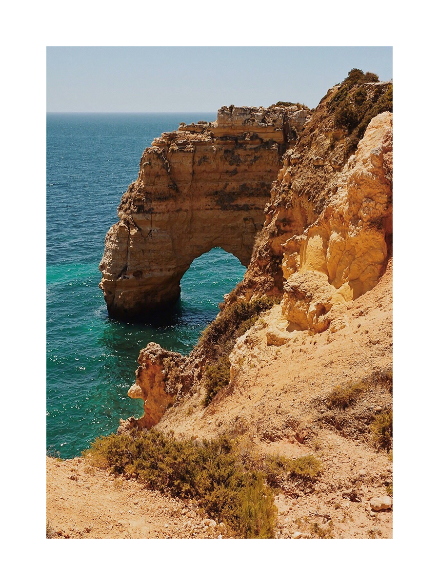 Fotografie der goldenen Küste der Algarve mit Klippen und Meer.