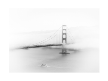 Schwarz-Weiß-Fotografie der Golden Gate Bridge im Nebel.