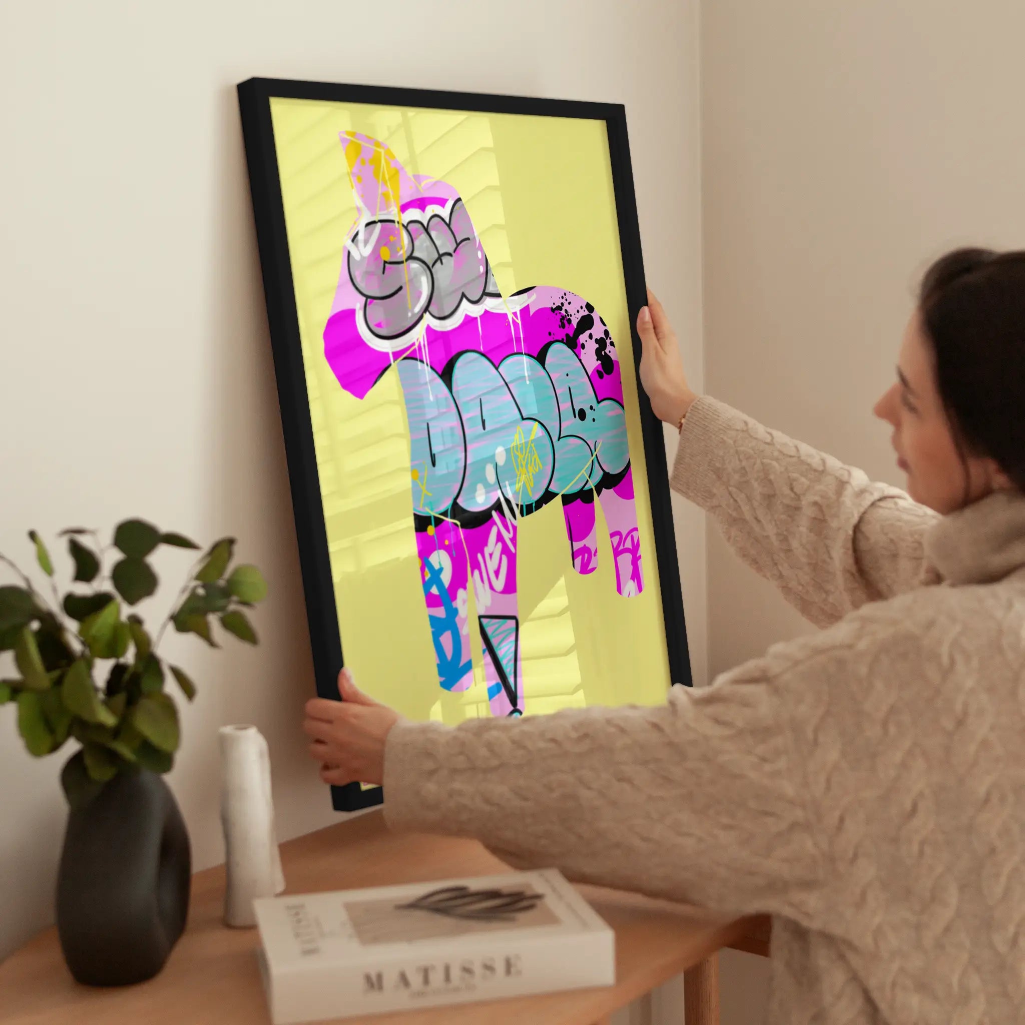 Graffiti Dala Horse No1 wird aufgehängt