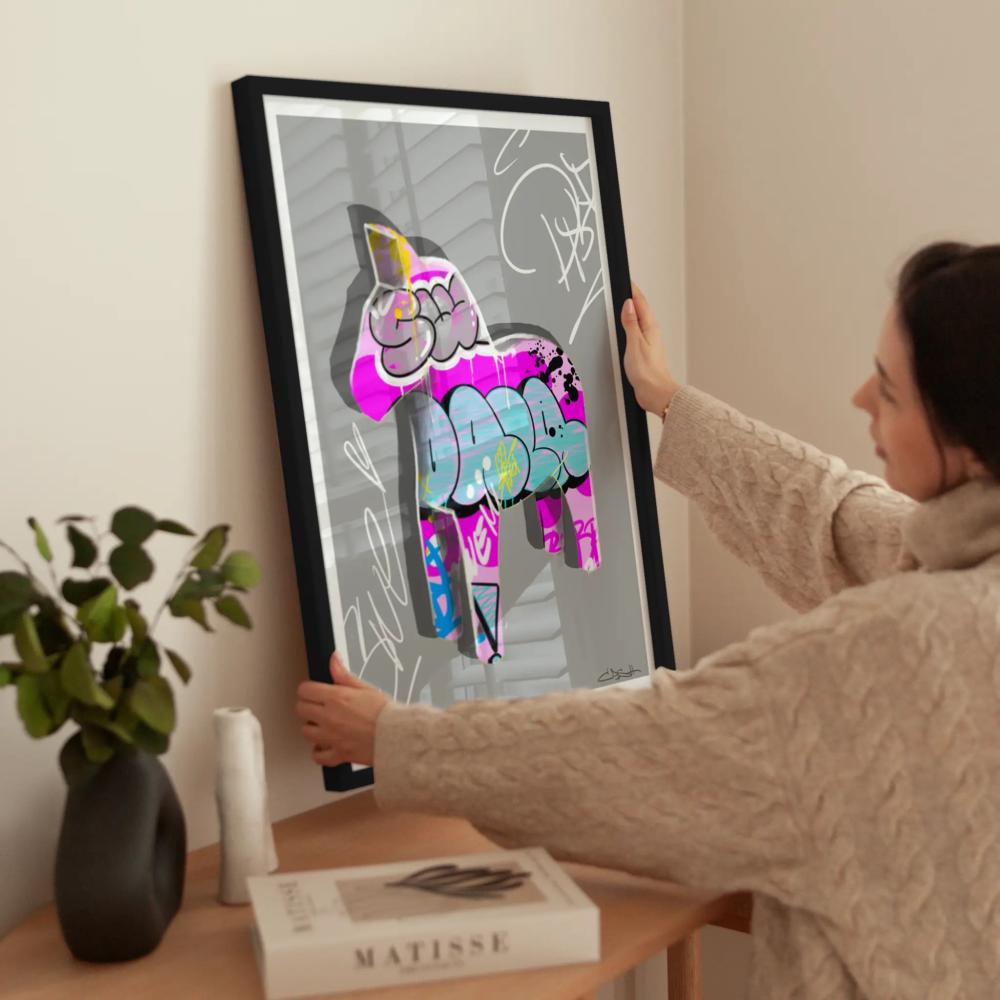 Graffiti Dala Horse No2 wird aufgehängt