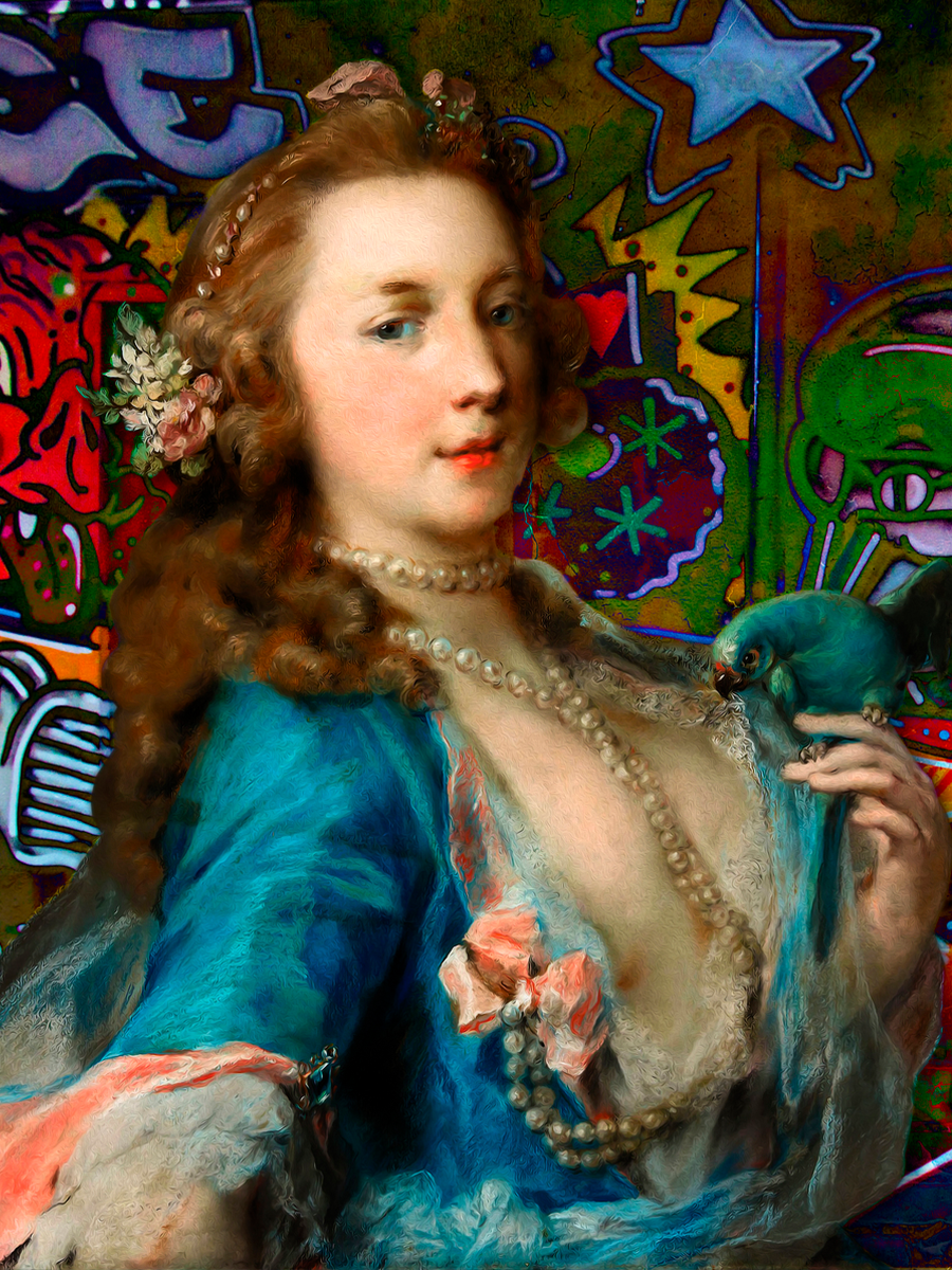 Eine Frau in einem blauen Kleid mit einem Papagei vor einem Graffiti-Hintergrund mit dem Wort "Peace".