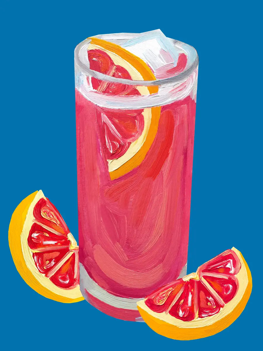 Ein rosa Cocktail mit Grapefruitscheiben vor einem blauen Hintergrund.