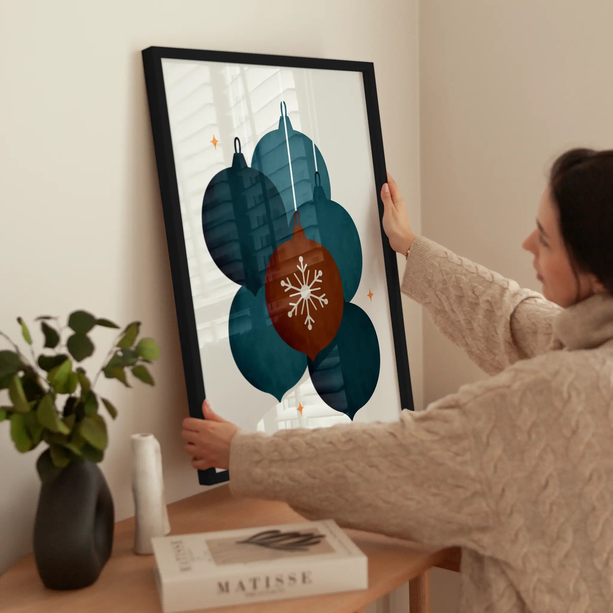 Graphic Christmas Baubles wird aufgehängt