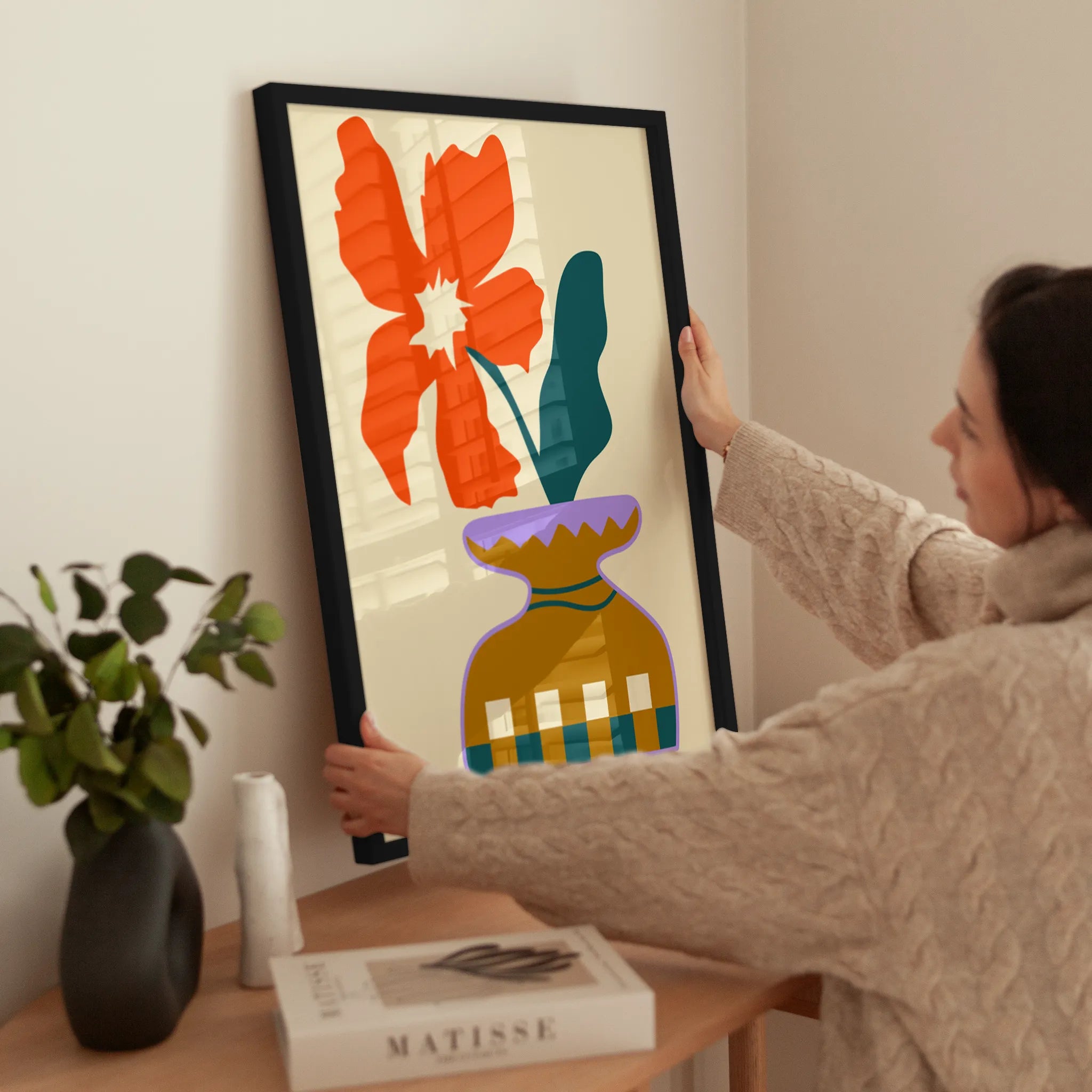 Graphic Flower Vase wird aufgehängt