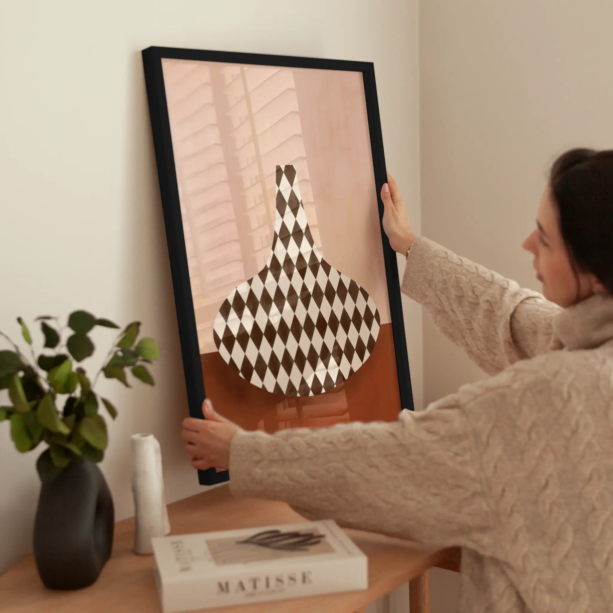 Graphic Patterned Vase wird aufgehängt