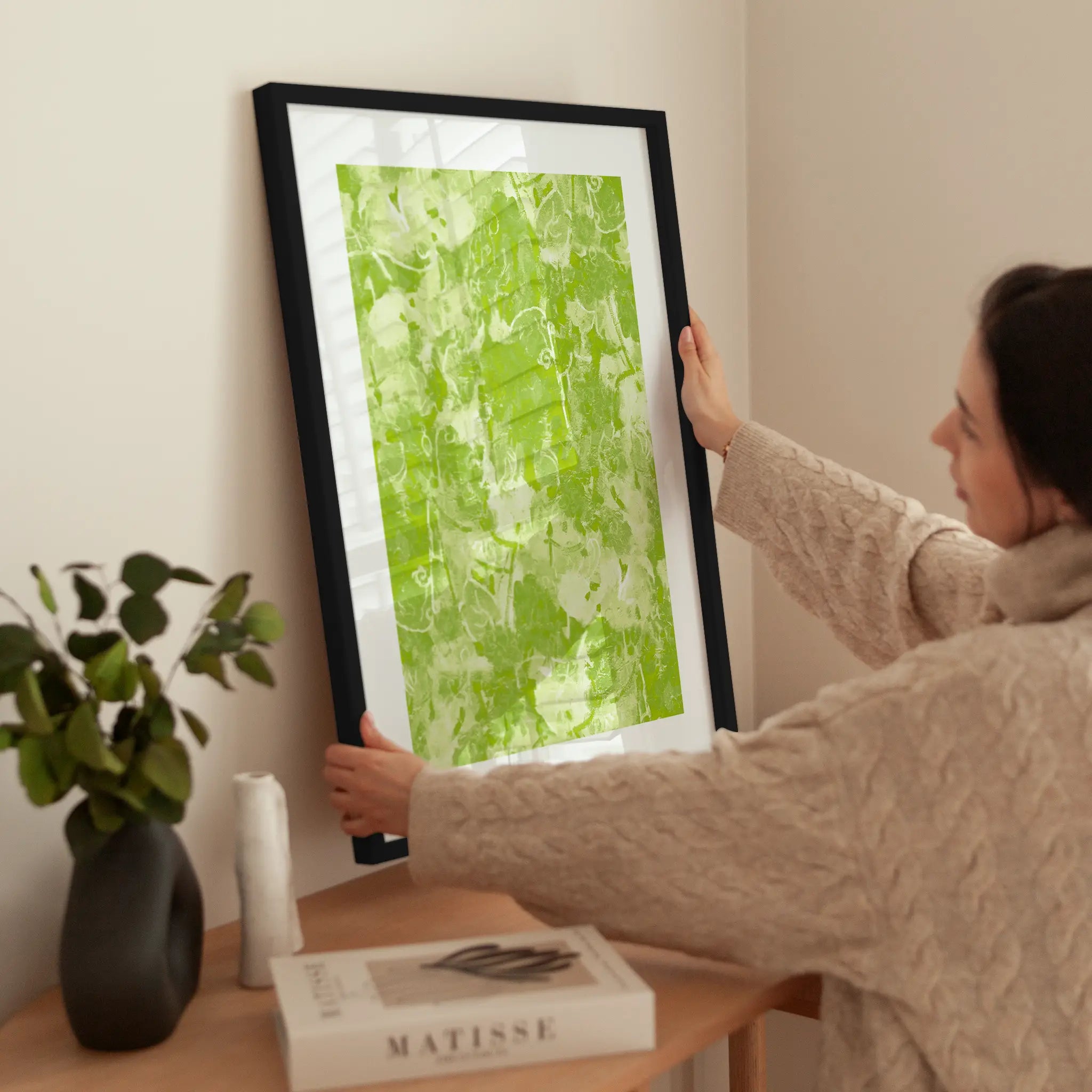 Green Abstract Painting wird aufgehängt