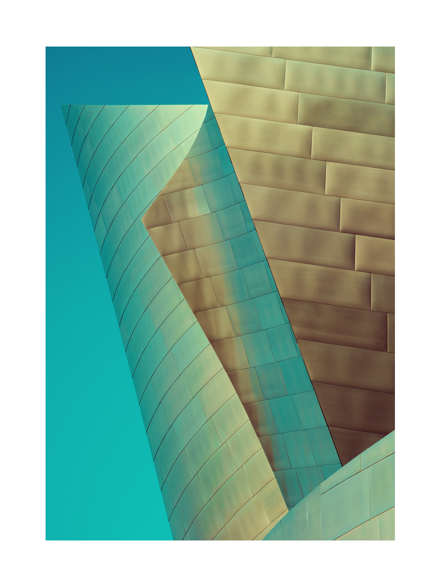 Architektonisches Motiv mit geometrischen Formen in Grün- und Brauntönen vor einem hellblauen Himmel.