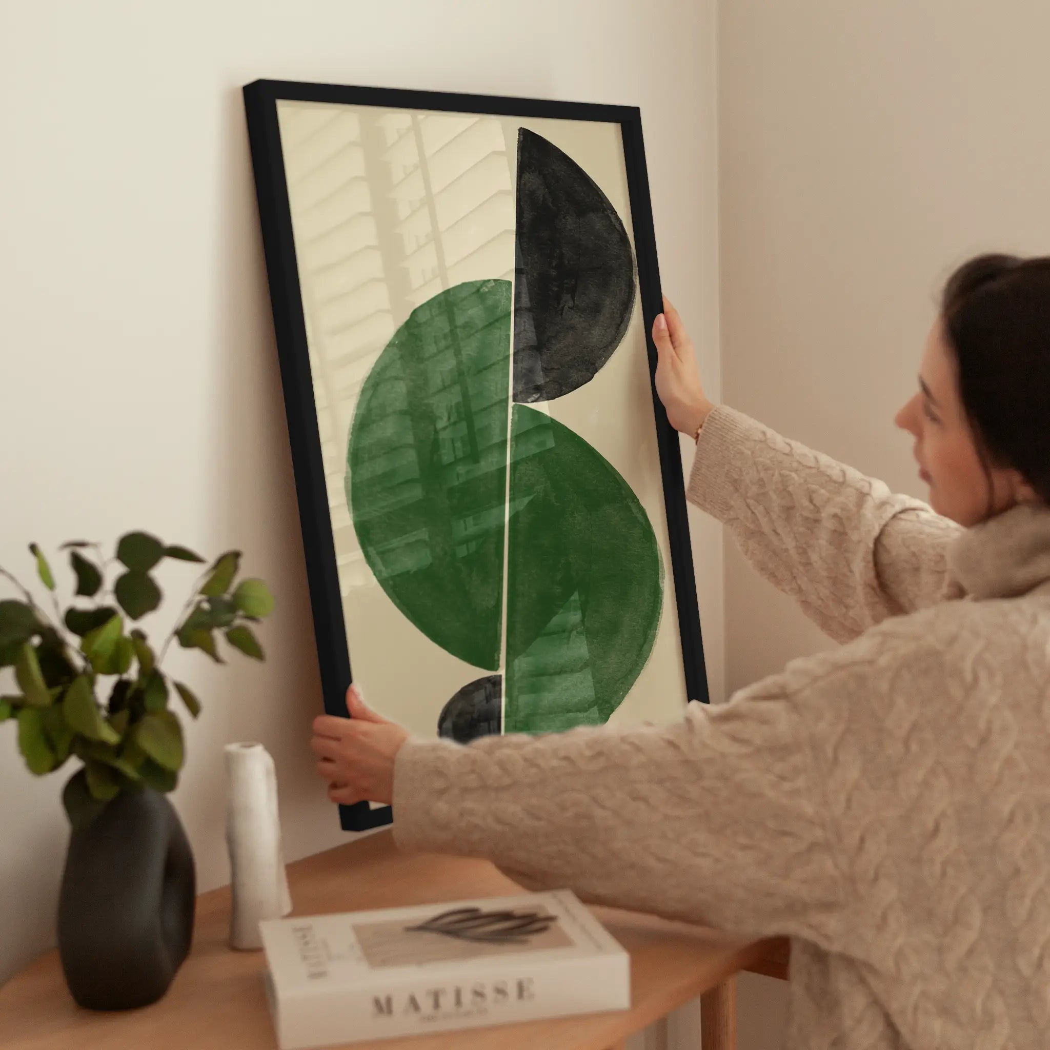 Green Botanical Shapes wird aufgehängt