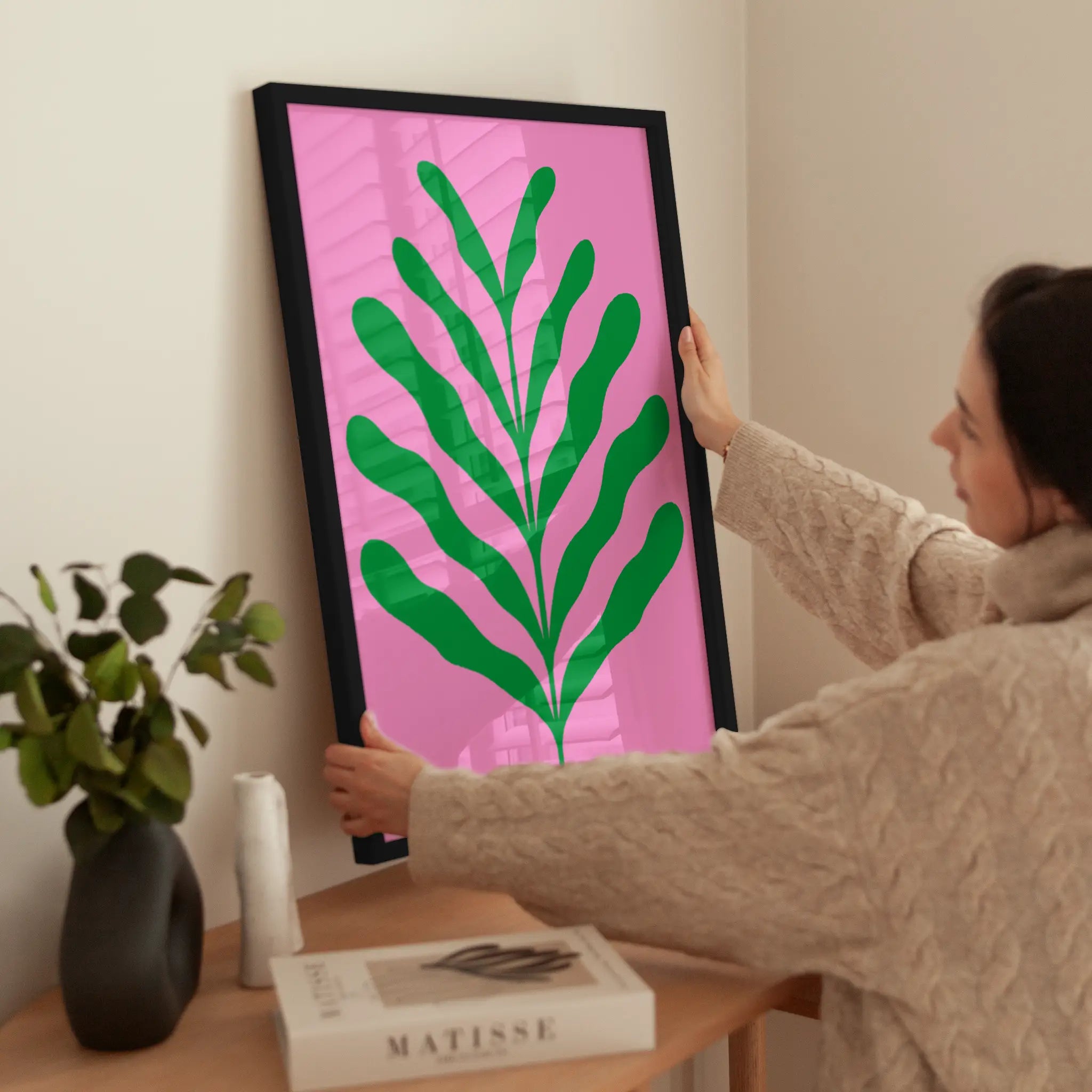 Green Botanical on Pink wird aufgehängt