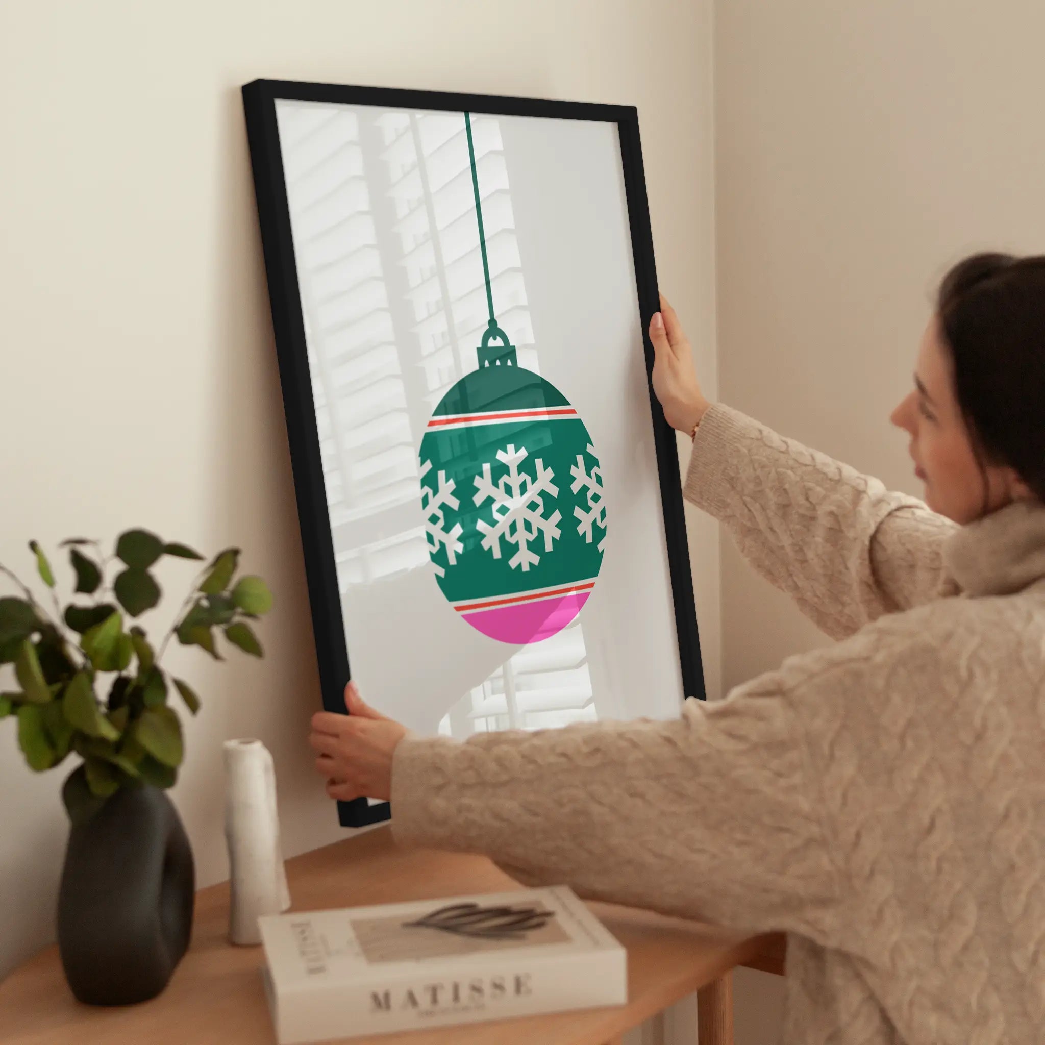 Green Christmas Bauble wird aufgehängt