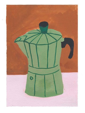 Grüne Kaffeekanne mit schwarzem Griff auf rosa Fläche vor braunem Hintergrund.