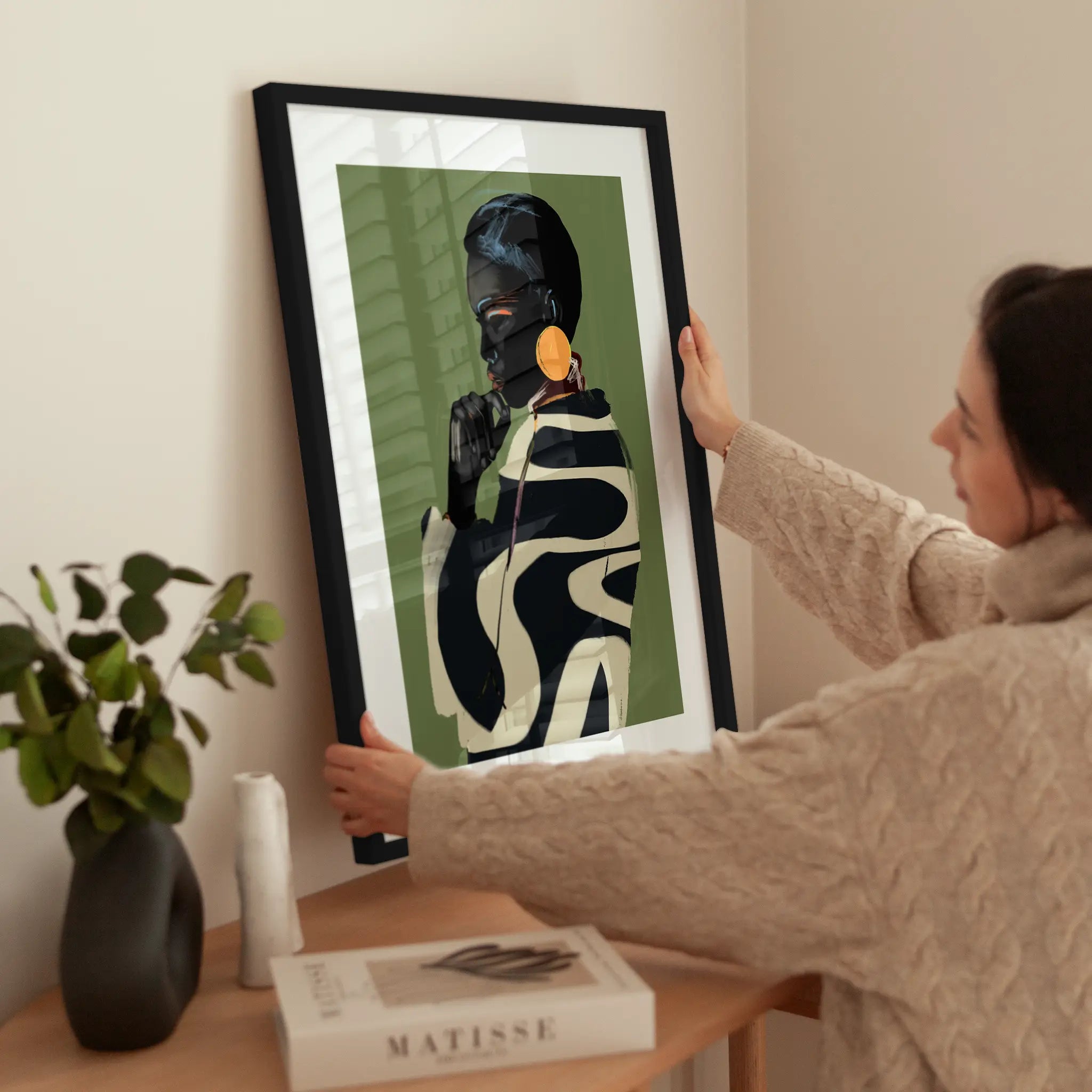 Green Portrait wird aufgehängt